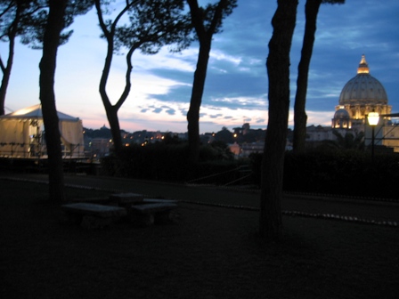 Vaticano, 2005. Estudio provisional de TVE. Noche